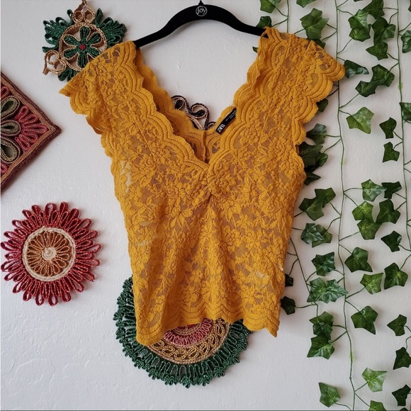 Zara Scalloped Lace Crop Top - Picture 2 of 3